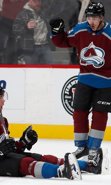 Burakovsky scores late goal, Avalanche beat Bruins 4-2